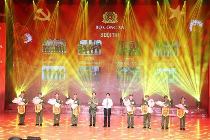 Bí thư Thành ủy Hải Phòng Lê Ngọc Châu và Thượng tướng Lê Văn Tuyến, Thứ trưởng Bộ Công an tặng hoa, cờ lưu niệm cho các đội tham dự vòng chung kết Hội thi.
