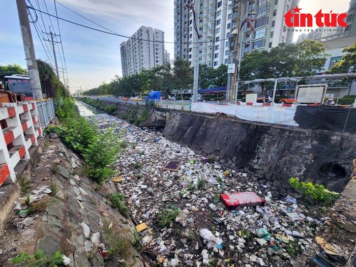 Rác thải sinh hoạt phủ kín một đoạn kênh 19/5 giao với đường Hương Lộ 3. Ảnh tư liệu: Mạnh Linh/Báo Tin tức và Dân tộc