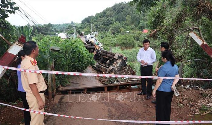 Việc cầu Đắk Lung bị sập khiến người dân ở hai đầu cầu phải đi đường vòng khoảng 8km thay vì chỉ cần đi qua cầu hơn 100m.