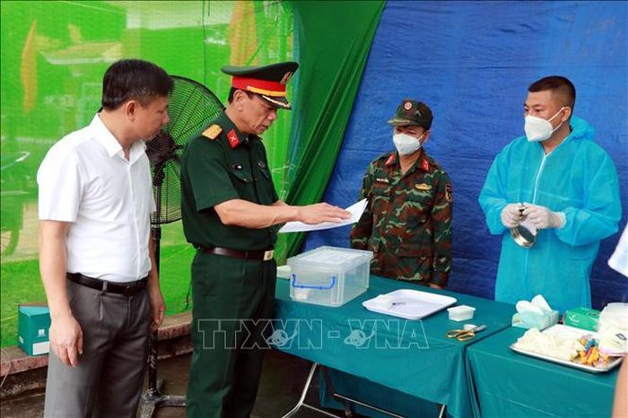 Lãnh đạo Bộ Chỉ huy Quân sự tỉnh Ninh Bình kiểm tra công tác lấy mẫu hài cốt liệt sĩ tại xã Cát Thành (Ninh Bình).