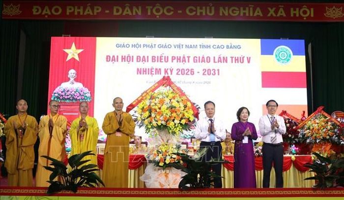 Lãnh đạo Tỉnh ủy, Ủy ban nhân dân, Ủy ban MTTQ Việt Nam tỉnh Cao Bằng tặng hoa chúc mừng đại hội.