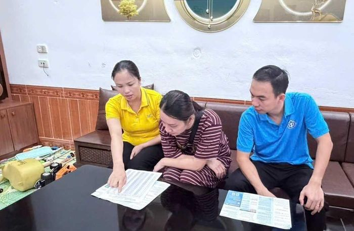 Tuyên truyền tận nhà cho người dân tham gia BHXH, BHYT.