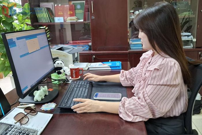 Cán bộ phòng Tuyên truyền và Hỗ trợ người tham gia tư vấn cho người dân qua mạng xã hội.