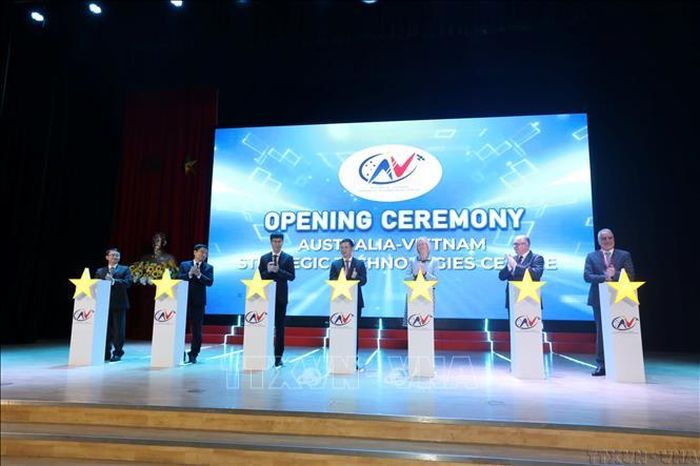 Trung tâm Công nghệ chiến lược Australia - Việt Nam (AVSTC) chính thức được khai trương tại Học viện Bưu chính Viễn thông, Hà Nội nhằm tăng cường hợp tác giữa Australia và Việt Nam trong các lĩnh vực công nghệ chiến lược, thúc đẩy chuyển đổi số, hỗ trợ đổi mới sáng tạo công nghệ và công nghiệp, cũng như củng cố ổn định an ninh mạng quốc tế (6/2025). Ảnh: Thu Phương/TTXVN
