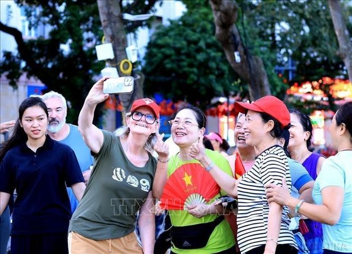 Toàn quyền Australia Sam Mostyn đi dạo quanh Hồ Hoàn Kiếm và “selfie” với người dân Thủ đô trong chuyến thăm chính thức Việt Nam (9/2025). Ảnh: Tuấn Anh/TTXVN