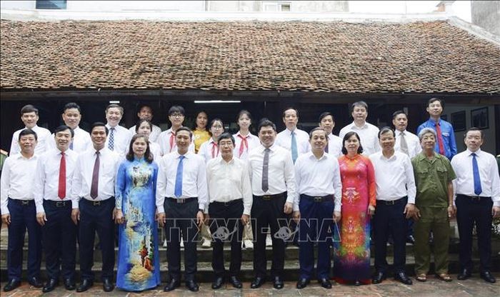 Các đại biểu chụp ảnh lưu niệm tại Nhà lưu niệm (di tích gốc) đồng chí Lê Quang Đạo tại tổ dân phố Tỉnh Cầu, phường Từ Sơn.