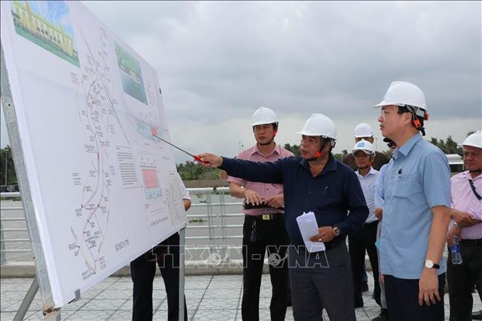 Chủ tịch UBND tỉnh Vĩnh Long Trần Trí Quang khảo sát Công trình Kè chống sạt lở bờ sông Láng Thé kết hợp khán đài đua ghe Ngo (xã Bình Phú và phường Nguyệt Hóa).