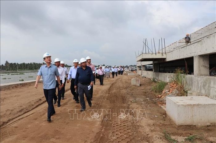 Chủ tịch UBND tỉnh Vĩnh Long Trần Trí Quang khảo sát Công trình Kè chống sạt lở bờ sông Láng Thé kết hợp khán đài đua ghe Ngo (xã Bình Phú và phường Nguyệt Hóa).