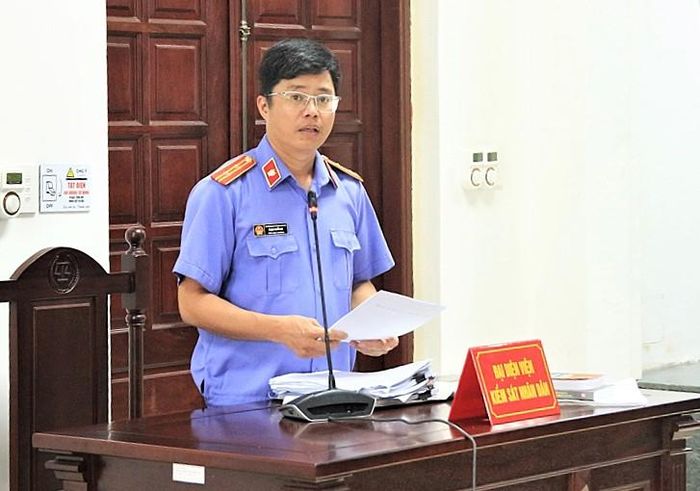 Kiểm sát viên VKSND khu vực 6, TP Hải Phòng công bố cáo trạng tại phiên tòa.