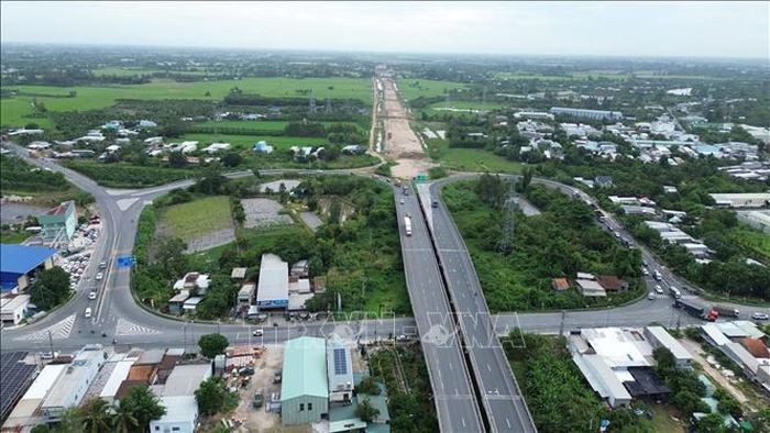 Dự án đường bộ cao tốc Cao Lãnh - An Hữu tăng tốc thi công. Ảnh: Công Trí/TTXVN