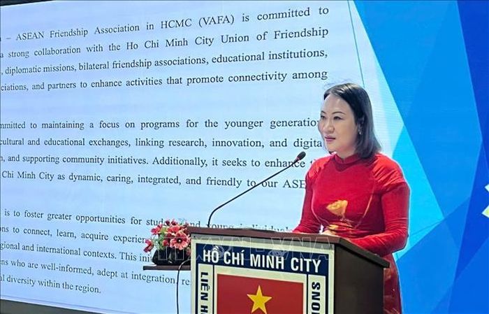 Bà Phan Thị Hồng Xuân, Chủ tịch Hội hữu nghị Việt Nam - Đông Nam Á Thành phố Hồ Chí Minh phát biểu tại buổi họp mặt.