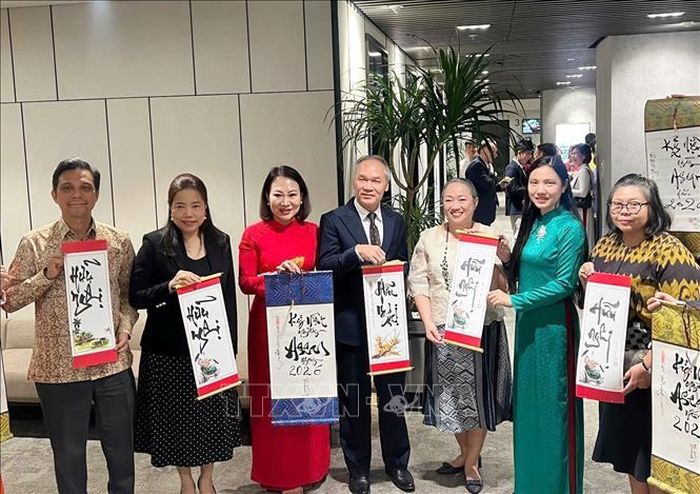 Tổng lãnh sự các nước thành viên ASEAN tại Thành phố Hồ Chí Minh và những bức thư pháp được tặng tại buổi họp mặt.