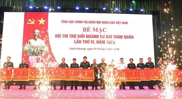 Trao cờ tặng các tập thể đạt thành tích cao tại Hội thi.