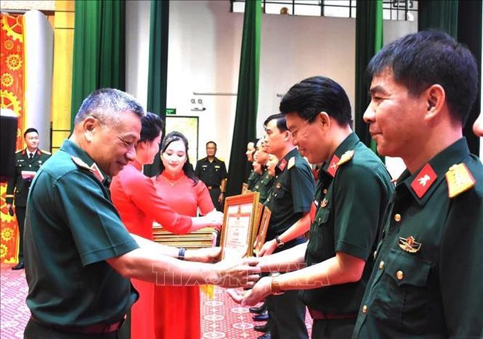 Thượng tướng Lê Quang Minh, Phó Chủ nhiệm Tổng cục Chính trị Quân đội nhân dân Việt Nam trao Bằng khen tặng các cá nhân đạt thành tích cao tại Hội thi.
