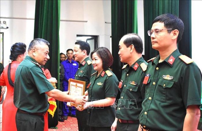 Thượng tướng Lê Quang Minh, Phó Chủ nhiệm Tổng cục Chính trị Quân đội nhân dân Việt Nam trao Bằng khen tặng các cá nhân đạt thành tích cao tại Hội thi.
