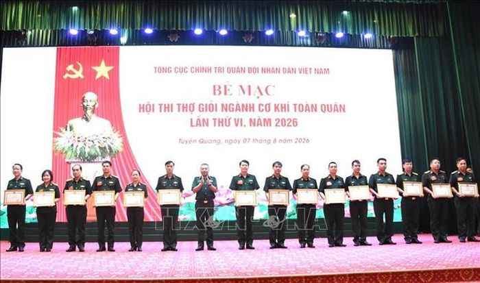 Thượng tướng Lê Quang Minh, Phó Chủ nhiệm Tổng cục Chính trị Quân đội nhân dân Việt Nam, trao Bằng khen tặng các cá nhân đạt thành tích cao tại Hội thi.