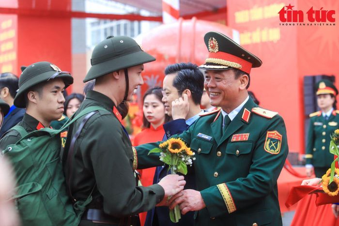 Thiếu tướng Đào Văn Nhận, Tư lệnh Bộ Tư lệnh Thủ đô Hà Nội động viên tân binh lên đường nhập ngũ.