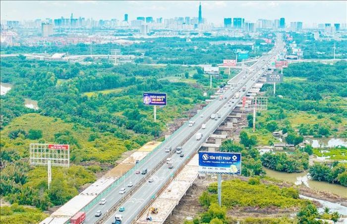 Thi công mở rộng đoạn cao tốc Thành phố Hồ Chí Minh - Long Thành.