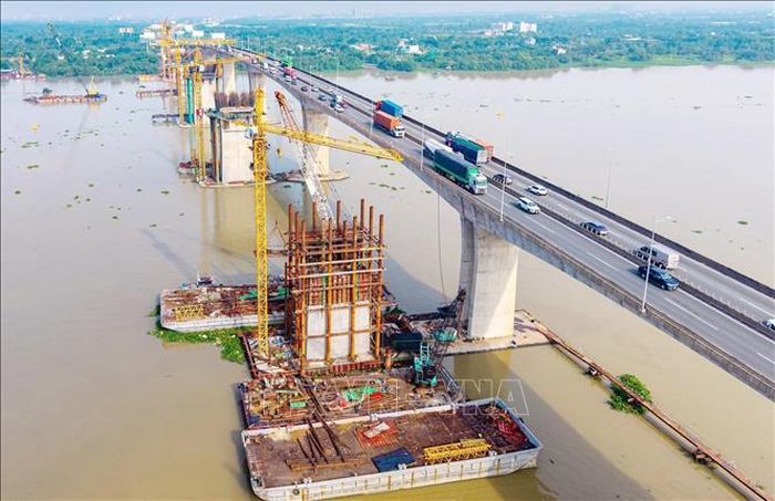 Thi công trụ cầu Long Thành thuộc dự án mở rộng đoạn cao tốc Thành phố Hồ Chí Minh - Long Thành.