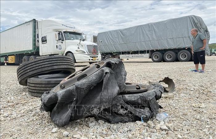 Nhiều lốp xe hư hỏng do đâm vật sắc nhọn trên cao tốc bị bỏ lại.
