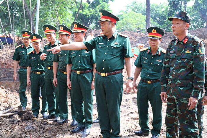 Đoàn đại biểu Đảng ủy, Bộ Tư lệnh Quân khu 7 thăm, động viên lực lượng đang thực hiện nhiệm vụ tìm kiếm, quy tập hài cốt liệt sĩ. Ảnh: BTL TP Hồ Chí Minh