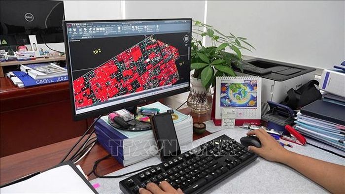 Cán bộ Ban Quản lý dự án đầu tư - Hạ tầng phường Phú Diễn sử dụng bản đồ số, rà soát công tác giải phóng mặt bằng.