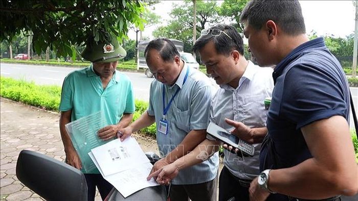 Ban Quản lý dự án đầu tư - Hạ tầng phường Phú Diễn tiến hành kiểm đếm diện tích đất cần thu hồi trên địa bàn.