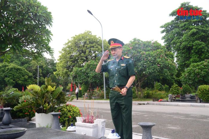 Nghĩa trang Mai Dịch là nơi yên nghỉ của 1.227 liệt sĩ và 2 khu mộ tập trung, trong đó có 469 phần mộ chưa xác định được thông tin. Đây là nghĩa trang có số lượng mộ liệt sĩ chưa rõ thông tin lớn nhất trên địa bàn thành phố.