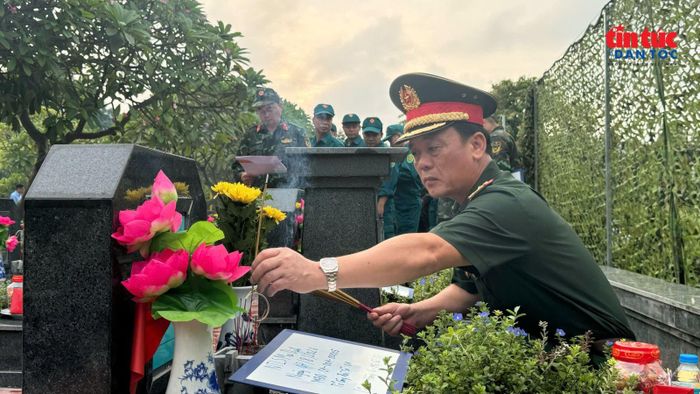 Thiếu tướng Đào Văn Nhận, Tư lệnh Bộ Tư lệnh Thủ đô Hà Nội thành kính thắp hương trên các phần mộ liệt sĩ chưa xác định danh tính.