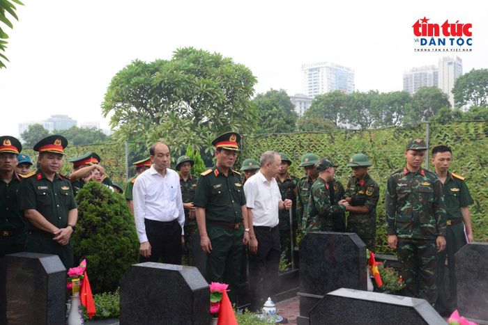 Đại diện Bộ Tư lệnh Thủ đô Hà Nội cho biết, hầu hết các liệt sĩ tại Nghĩa trang Mai Dịch đều hy sinh trong thời kỳ kháng chiến chống thực dân Pháp (an táng trước năm 1956), chỉ có một số ít hy sinh trong thời kỳ kháng chiến chống Mỹ cứu nước và bảo vệ biên giới Tây Nam.