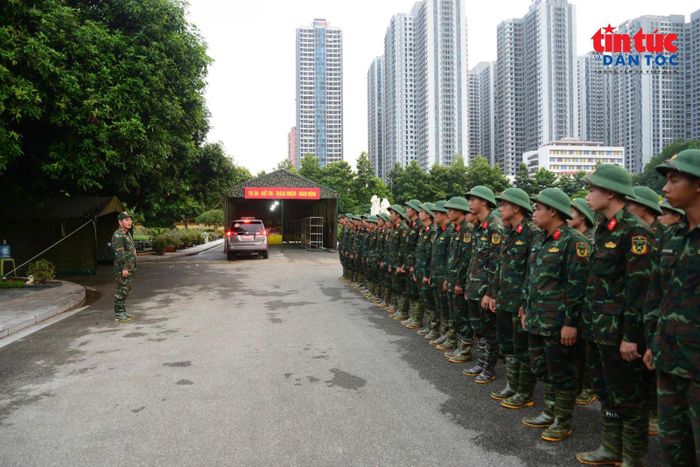 Các lực lượng thực thi nhiệm vụ, bao gồm cán bộ, chiến sĩ Bộ Tư lệnh Thủ đô: Sư đoàn Bộ binh 301, Tiểu đoàn Công binh 544, Tiểu đoàn Vệ binh - Kiểm soát Quân sự... có mặt đông đủ, hoàn tất những khâu chuẩn bị để thực hiện quy trình lấy mẫu ADN tại Nghĩa trang Mai Dịch.