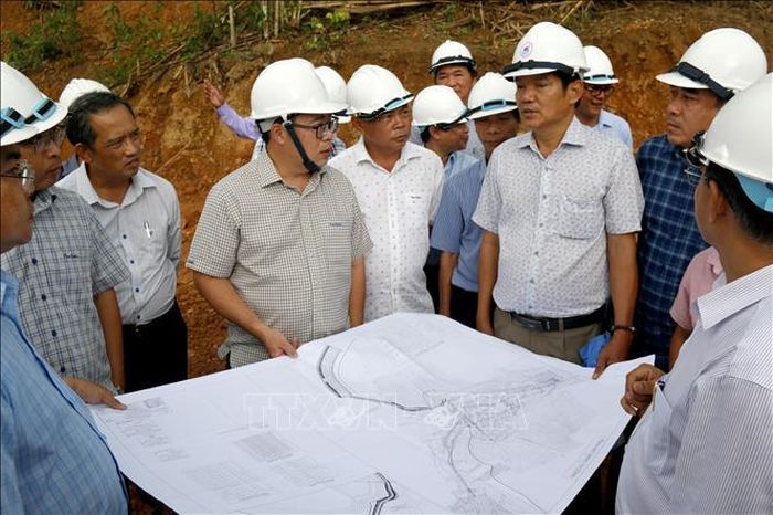 Đoàn công tác của UBND tỉnh Lâm Đồng kiểm tra tiến độ thi công trên bản đồ dự án hồ Ka Pét.