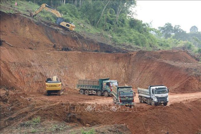 Đoàn công tác của UBND tỉnh Lâm Đồng kiểm tra tiến độ thi công trên bản đồ dự án hồ Ka Pét.