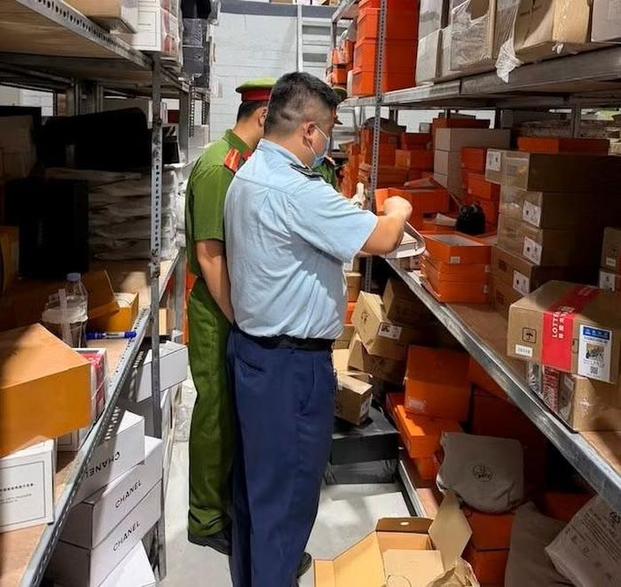 Lực lượng liên ngành kiểm tra cơ sở kinh doanh của bà Nguyễn Thị Hương.