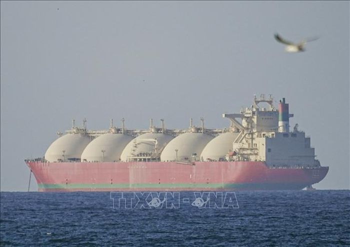 Con tàu di chuyển qua eo biển Hormuz. Ảnh: AA/TTXVN
