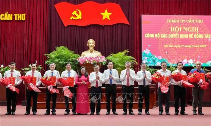 Trao Quyết định cho các thành viên trong Ban Nghiên cứu phát triển thành phố Cần Thơ.