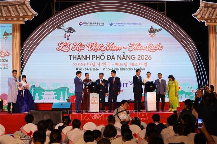 Đại biểu thực hiện nghi thức khai mạc lễ hội.