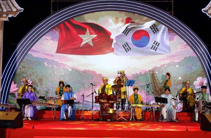 Biểu diễn giao lưu nghệ thuật tại lễ hội.