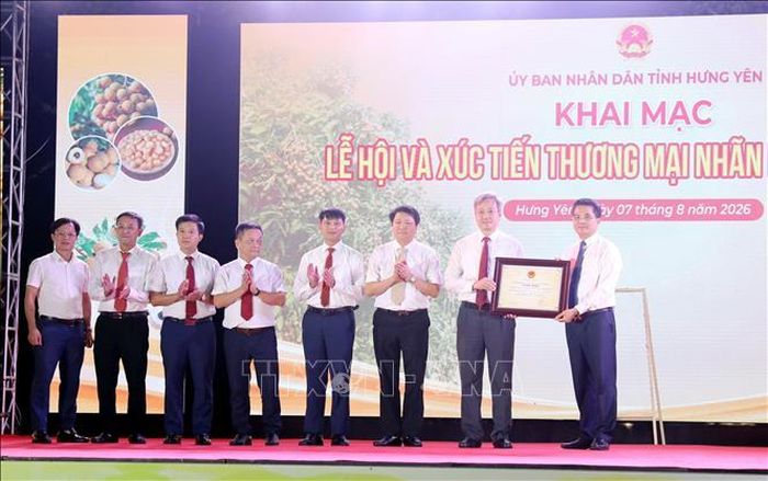Công bố và trao Quyết định của Bộ Văn hóa, Thể thao và Du lịch công nhận “Tri thức trồng và chế biến Nhãn lồng Hưng Yên” là Di sản văn hóa phi vật thể quốc gia. Ảnh: Thu Hoài/TTXVN