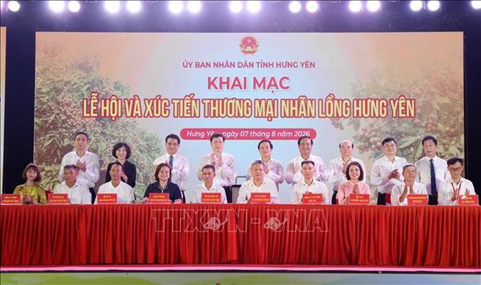 Các đơn vị, địa phương ký kết Biên bản ghi nhớ hợp tác tiêu thụ sản phẩm nhãn lồng Hưng Yên. Ảnh: Thu Hoài/TTXVN