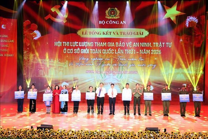 Trao quà tri ân cho các cá nhân và thân nhân các gia đình thành viên lực lượng an ninh trật tự ở cơ sở giỏi đã có nhiều cống hiến, hy sinh vì sự bình yên của cơ sở.