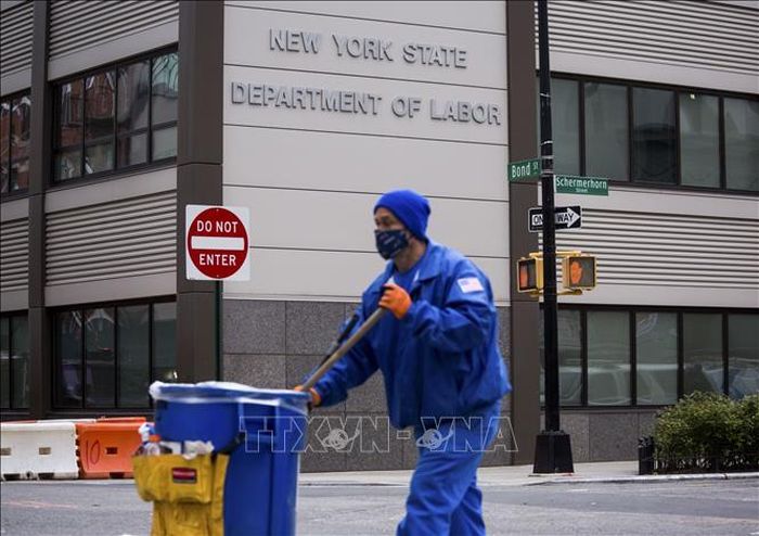 Nhân viên quét dọn làm việc tại New York, Mỹ. Ảnh: THX/TTXVN
