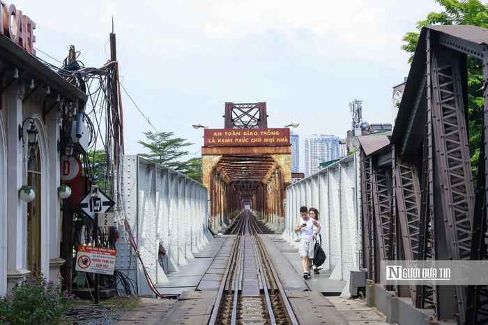Nằm ở vị trí giao thoa đắc địa giữa khu phố cổ Hà Nội, điểm nhấn trung tâm của khu vực này chính là dải đường sắt chạy trên hệ thống vòm cầu đá mang dấu ấn lịch sử vượt thời gian.