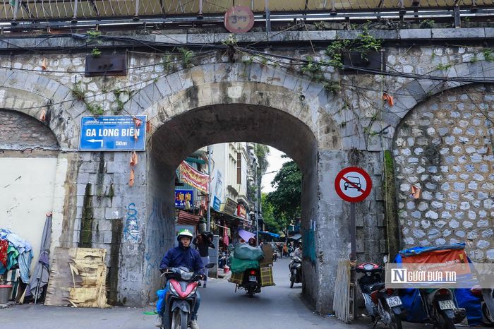 Theo phương án đề xuất, tuyến vòm cầu từ ga Long Biên đến nút giao Trần Phú - Ngõ Trạm được chia thành 6 đoạn (A, A1, B, C, D, E), mỗi đoạn mang một chức năng riêng như không gian văn hóa - nghệ thuật cộng đồng, khu ẩm thực, chợ truyền thống và công viên công cộng.