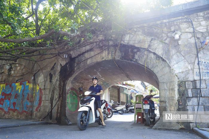 Hiện có 6 ô vòm phục vụ giao thông, 97 vòm xây bịt hai lớp tường, 21 vòm bịt bốn lớp và 7 vòm còn giữ nguyên trạng dưới khu vực ga Long Biên.
