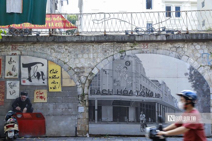 Được biết, trước đây các vòm cầu này đều rỗng, tuy nhiên, do tình trạng mất vệ sinh, ảnh hưởng cảnh quan và trật tự an ninh, các vòm cầu này đã được thành phố cho lấp đất đá, bịt kín từ năm 1980.