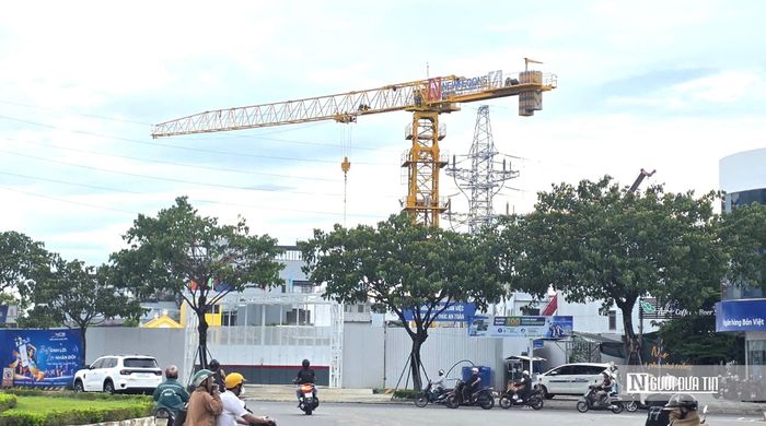 Nhiều công trình nhà ở, thương mại và dịch vụ đang được xây dựng tại khu đô thị Hòa Xuân.