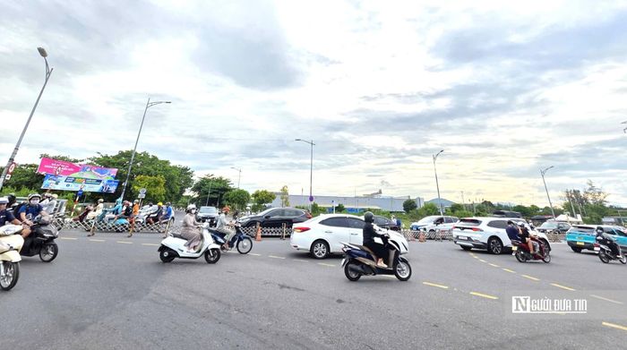 Dải phân cách mềm đường dẫn lên cầu và rào chắn di động tại giao lộ Thăng Long - Lê Thanh Nghị được bố trí vào giờ cao điểm để phân luồng, giảm ùn tắc và bảo đảm an toàn giao thông khu vực cầu Hòa Xuân.