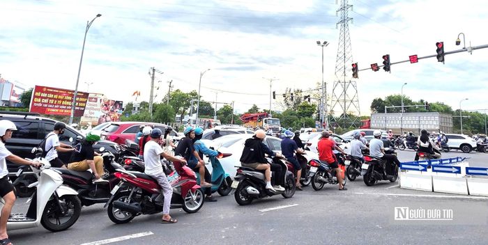 Cụm giao giữa các đường Cách Mạng Tháng Tám, Lê Thanh Nghị, Thăng Long và đường dẫn lên cầu Hòa Xuân chịu áp lực giao thông lớn.