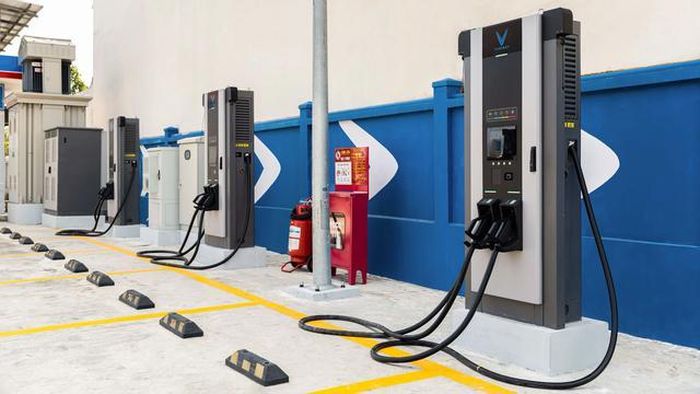 Bộ Xây dựng yêu cầu các địa phương, nhà đầu tư đẩy nhanh lắp đặt trạm sạc tại các trạm dừng nghỉ, trong bối cảnh mới có 4/21 trạm trên cao tốc Bắc - Nam đưa vào vận hành (Ảnh: VinFast).